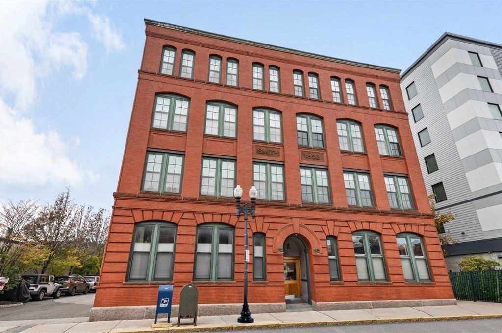 Exterior, Facade, Rowhouse