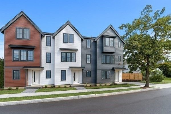 Exterior, Facade, Rowhouse