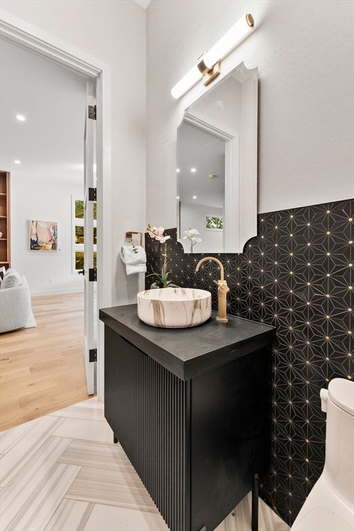 Bathroom, Interior, Recessed Lighting, Wood Texture Flooring