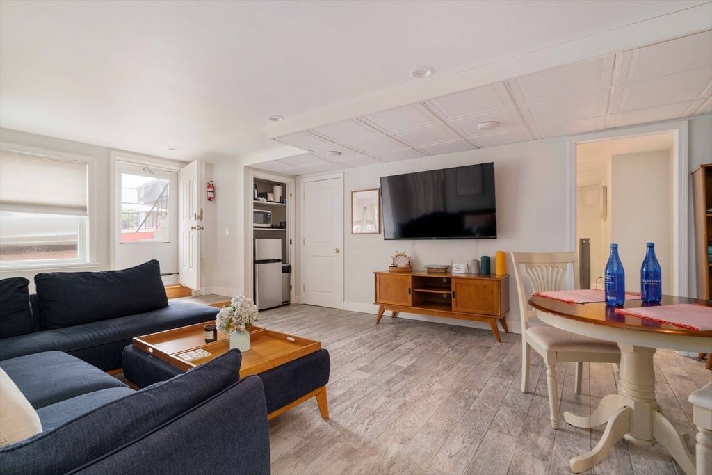 Dining room, Interior, Living room, Recessed Lighting, Wood Texture Flooring