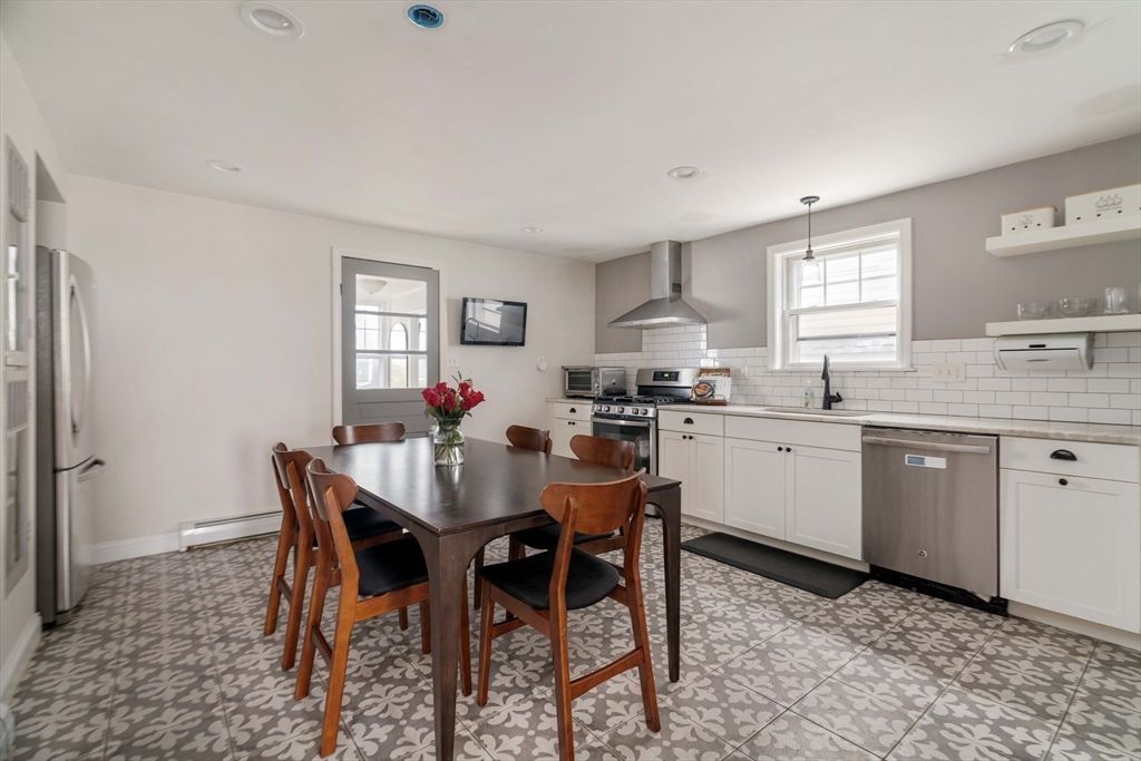 Dining room, Interior, Kitchen, Pendant Lights, Recessed Lighting, Stainless Steel Appliances