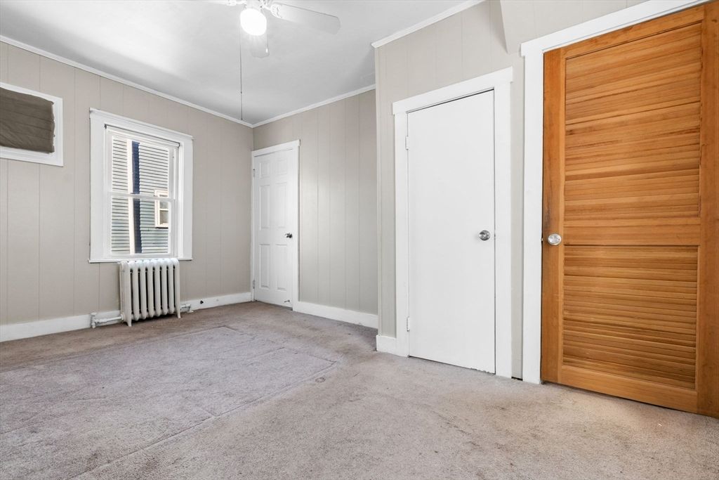 Empty room, Interior