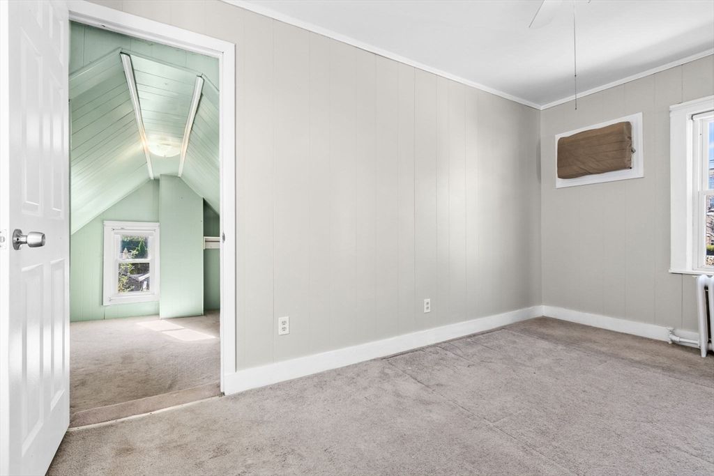 Empty room, Interior