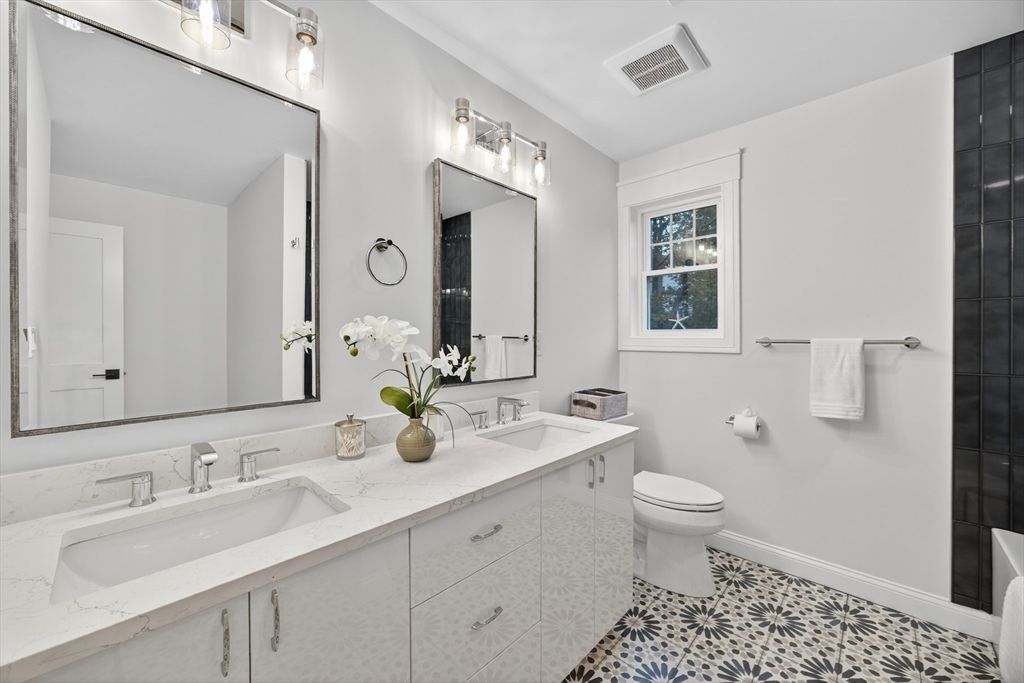 Bathroom, Dual Sink Vanities, Interior