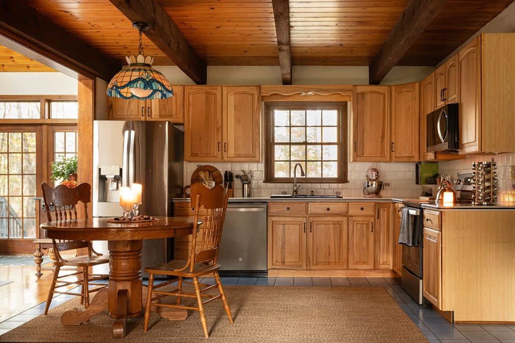 Dining room, Interior, Kitchen, Pendant Lights, Stainless Steel Appliances, Wooden Beams, Wooden Ceilings
