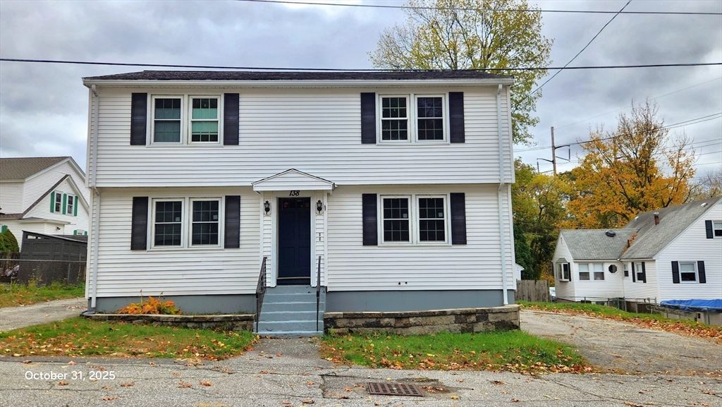 Exterior, Facade, Raised Ranch