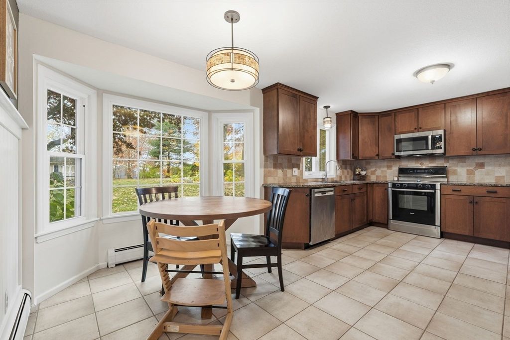 Dining room, Interior, Kitchen, Pendant Lights, Stainless Steel Appliances