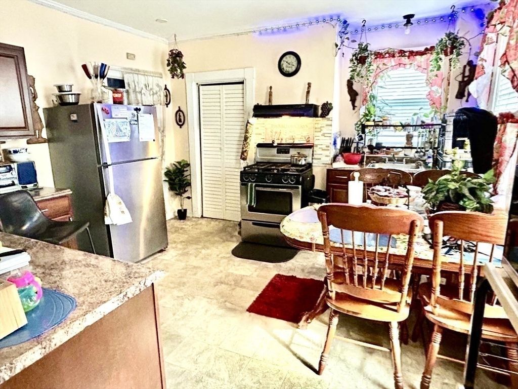 Dining room, Interior, Kitchen, Pendant Lights, Stainless Steel Appliances