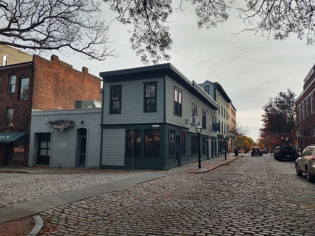 Exterior, Facade, Modern