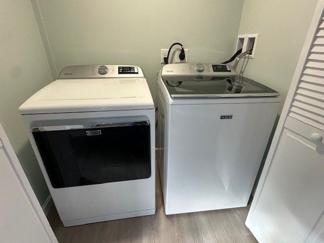 Interior, Washer, Wood Texture Flooring
