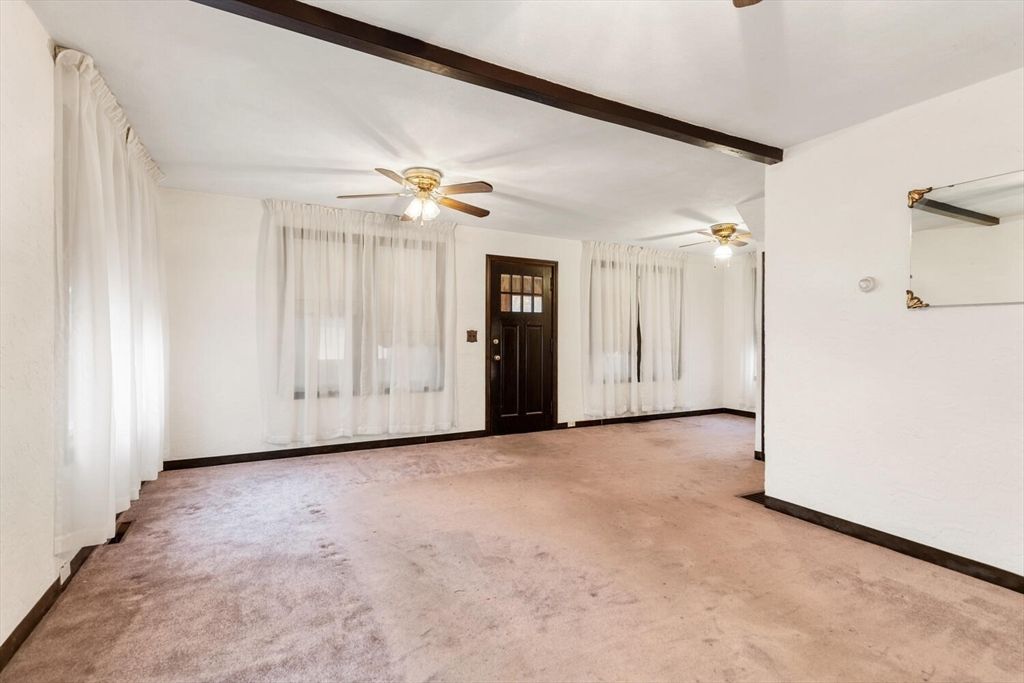 Empty room, Interior, Wooden Beams