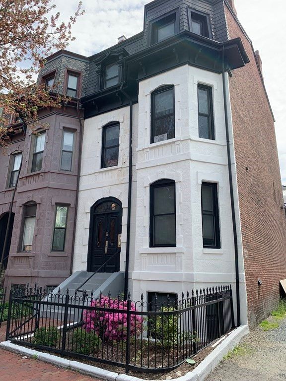 Exterior, Facade, Brick Facade, Rowhouse