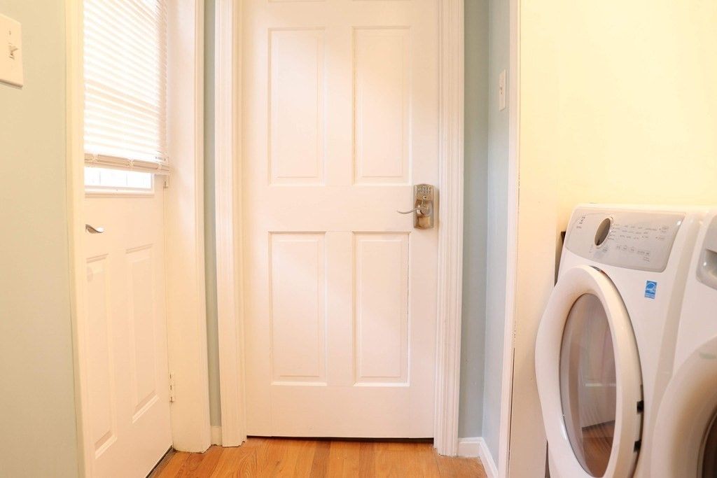 Interior, Washer, Wood Texture Flooring