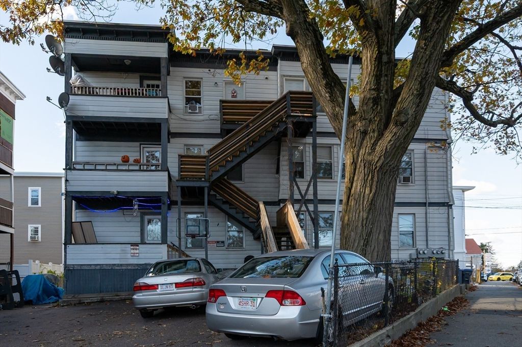 Exterior, Facade, Rowhouse