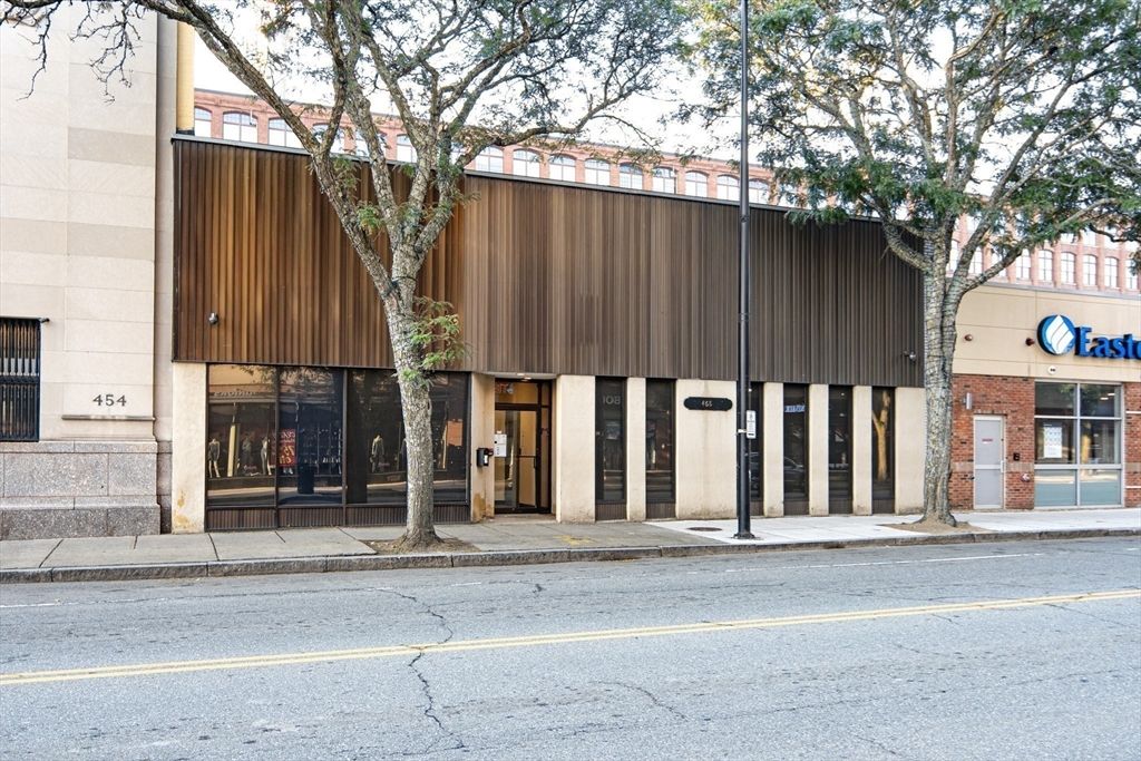 Exterior, Facade, Modern