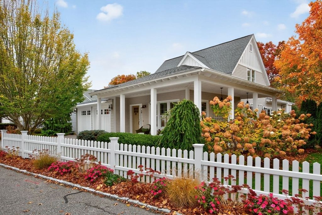 Exterior, Facade, Queen Anne Victorian