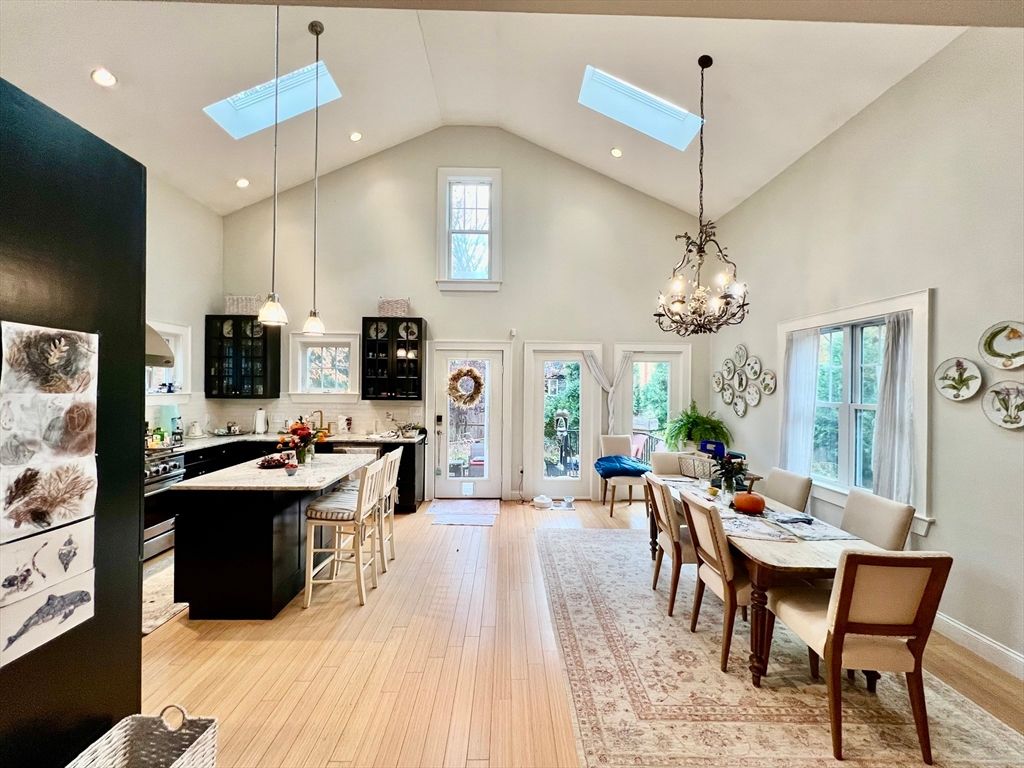 Chandelier, Dining room, Interior, Kitchen, Pendant Lights, Recessed Lighting, Wood Texture Flooring
