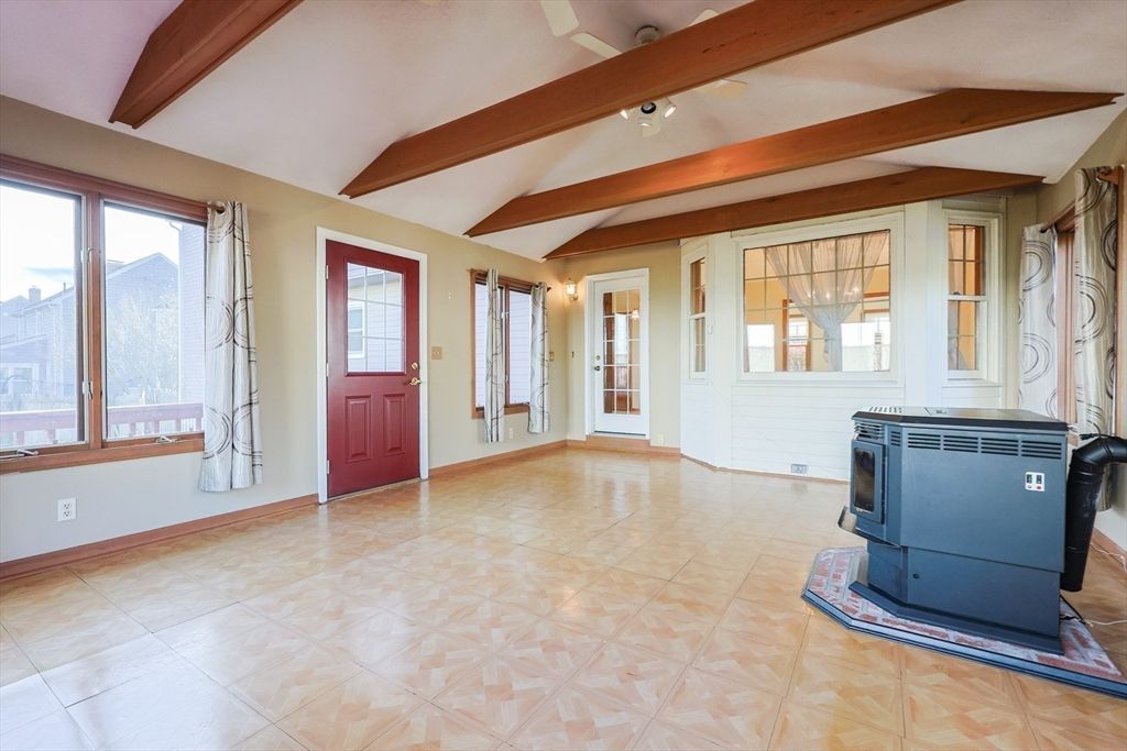 Empty room, Interior, Wooden Beams
