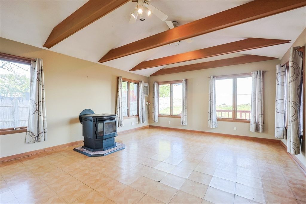 Empty room, Interior, Wooden Beams