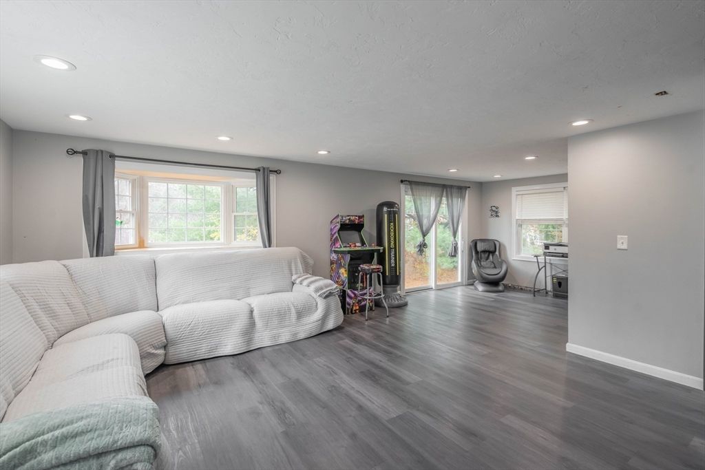Interior, Recessed Lighting, Wood Texture Flooring