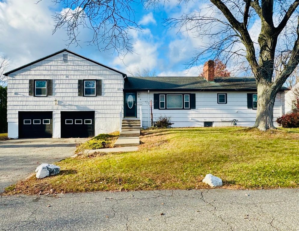 Attached, Exterior, Facade, Split Level