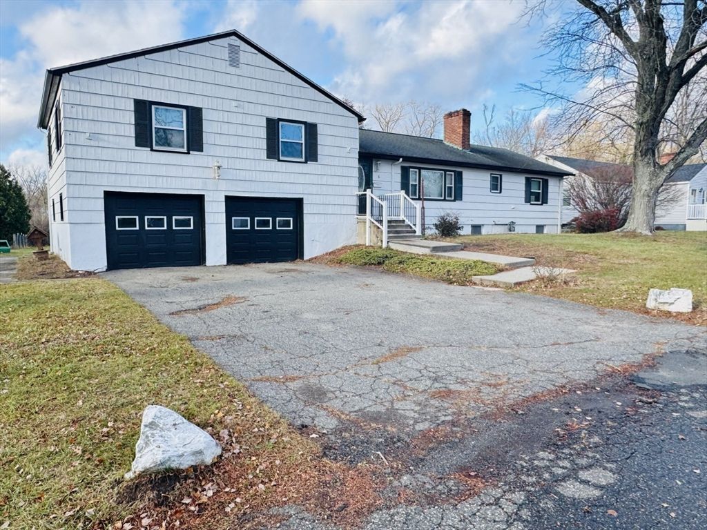 Attached, Exterior, Facade, Split Level