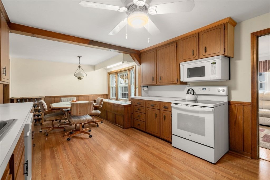 Dining room, Interior, Kitchen, Pendant Lights, Wood Texture Flooring