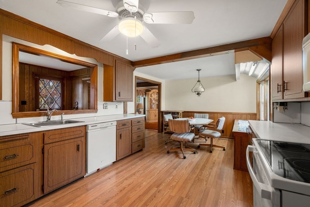 Dining room, Interior, Kitchen, Pendant Lights, Wood Texture Flooring