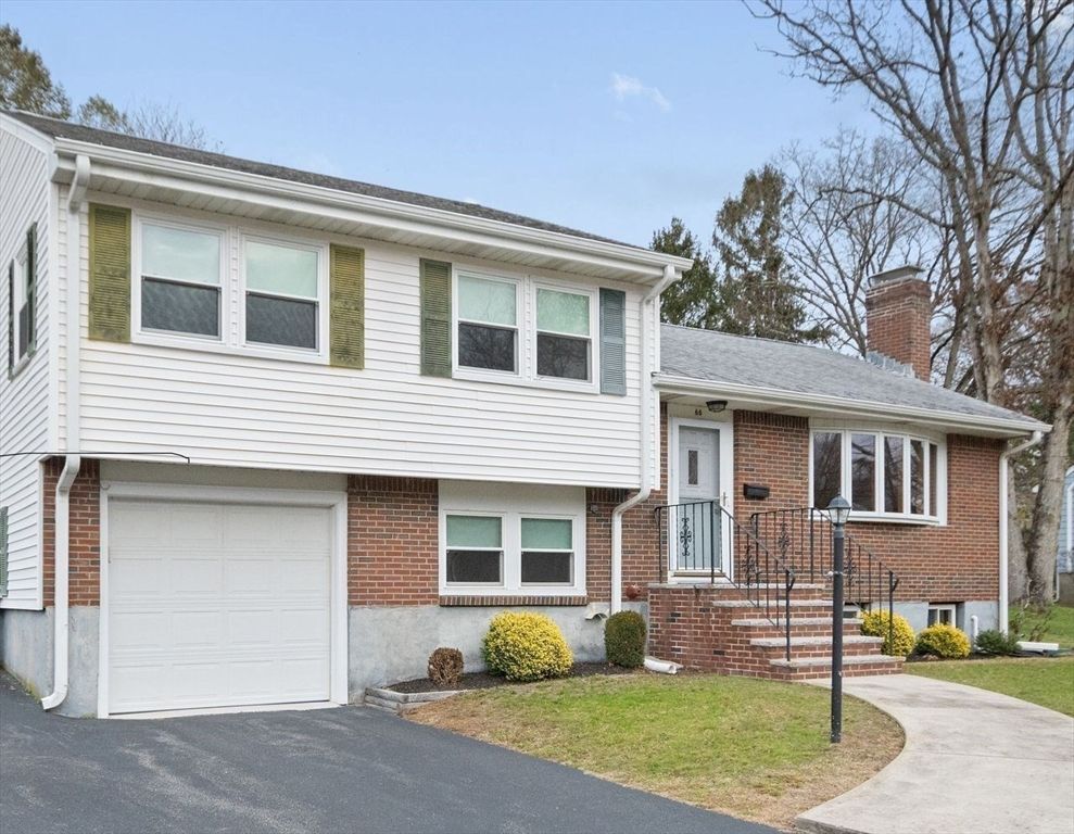 Attached, Exterior, Facade, Brick Facade, Split Level