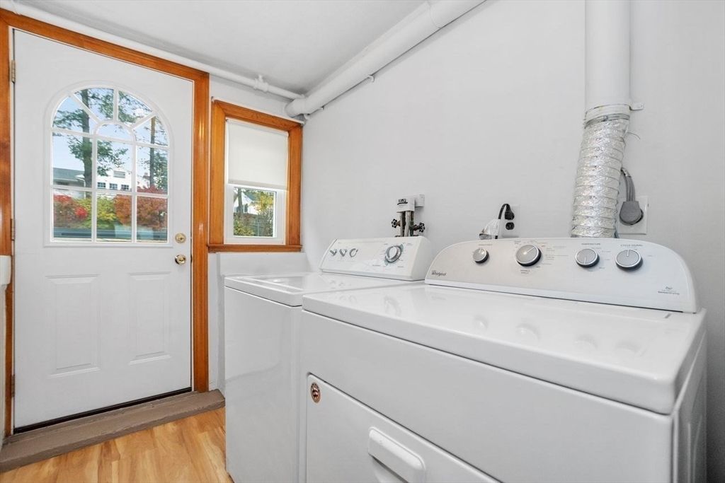 Interior, Washer, Wood Texture Flooring