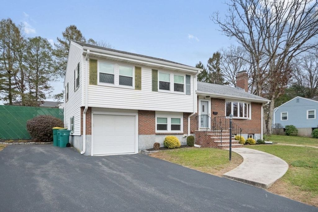 Attached, Exterior, Facade, Brick Facade, Split Level