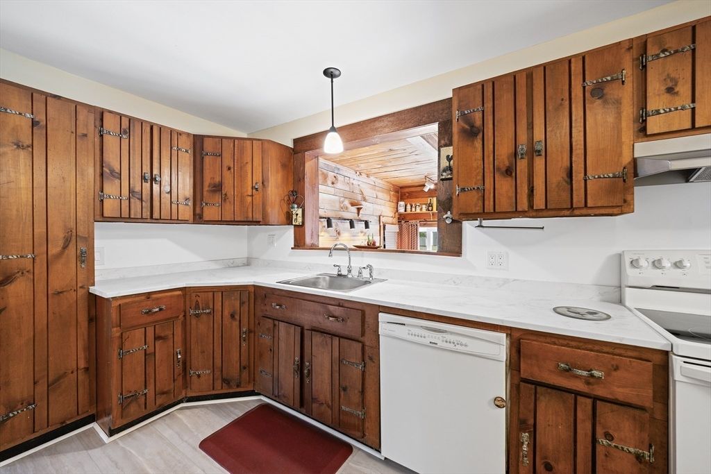 Interior, Kitchen, Pendant Lights, Wood Texture Flooring