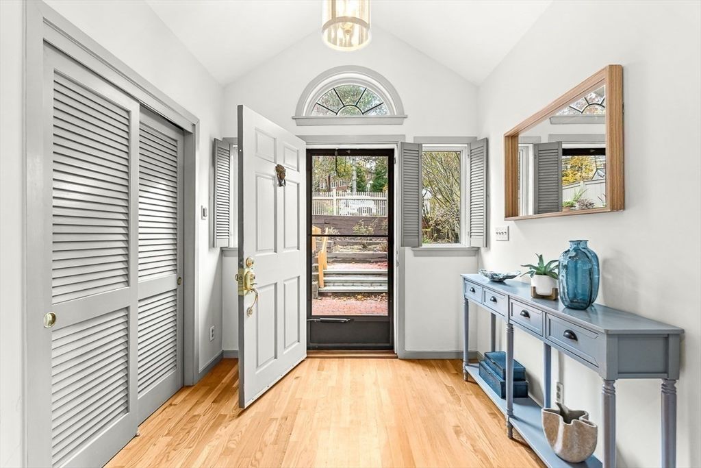 Interior, Pendant Lights, Wood Texture Flooring