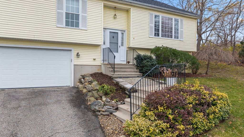 Attached, Exterior, Facade, Raised Ranch