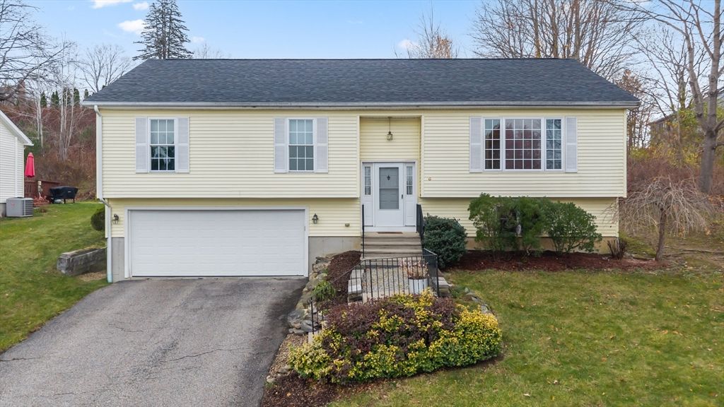 Attached, Exterior, Facade, Raised Ranch