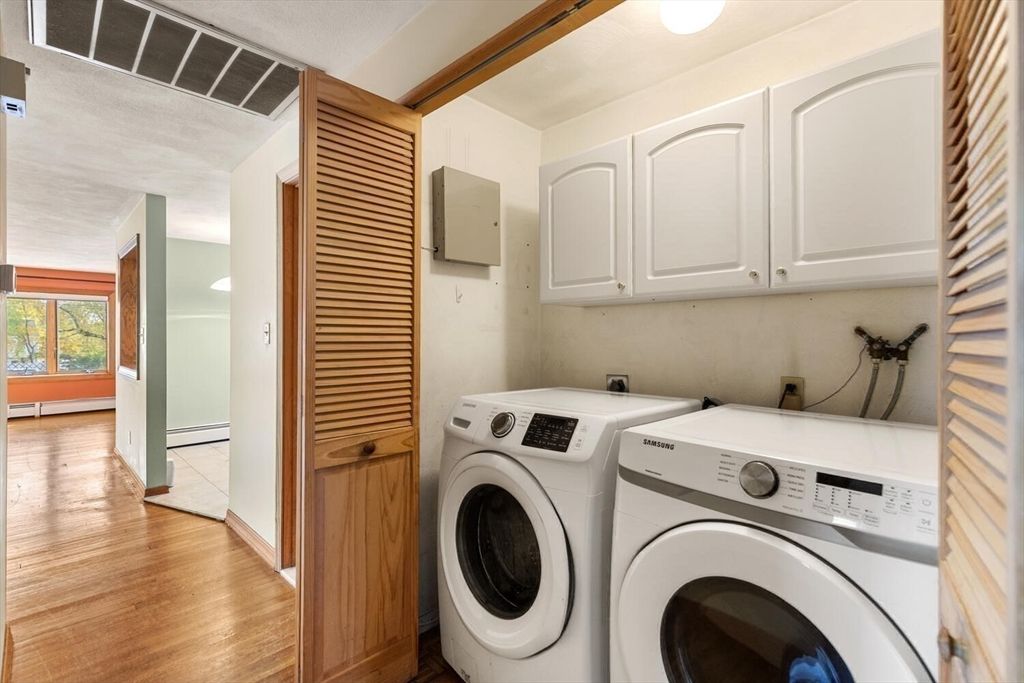 Interior, Utility Closets, Washer, Wood Texture Flooring