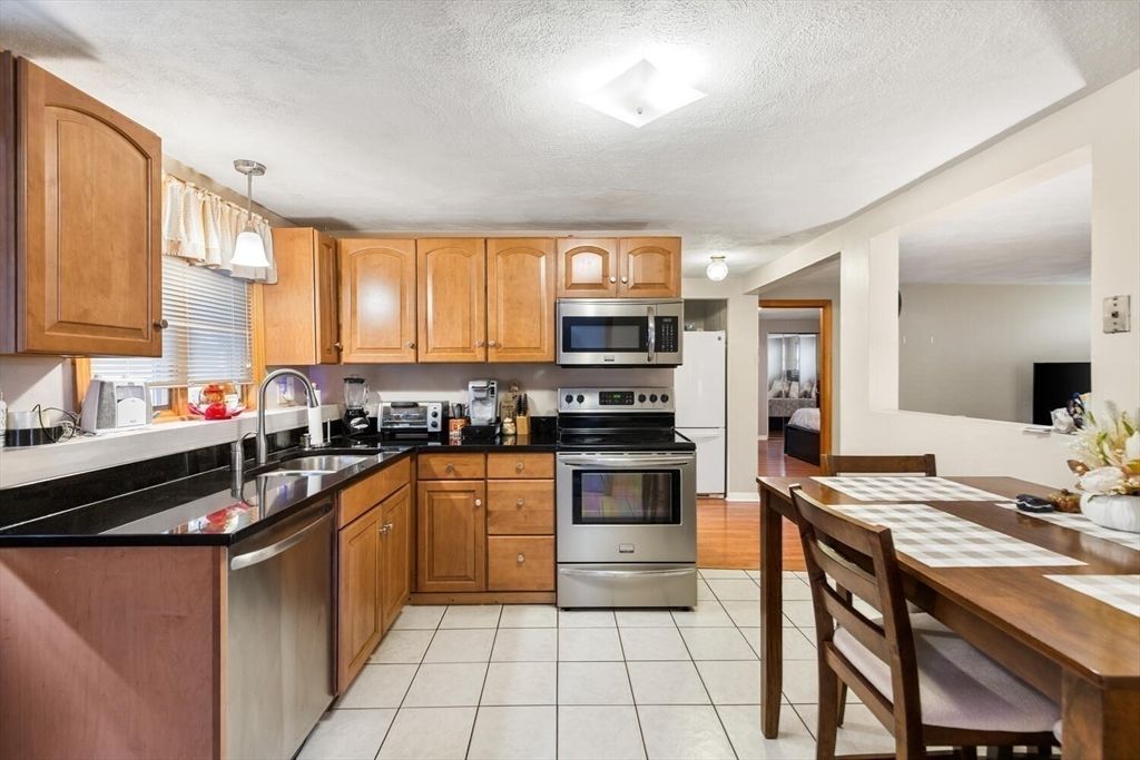 Dining room, Interior, Kitchen, Pendant Lights, Stainless Steel Appliances