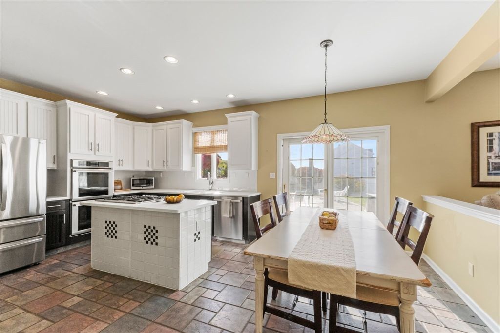 Dining room, Interior, Kitchen, Pendant Lights, Recessed Lighting, Stainless Steel Appliances