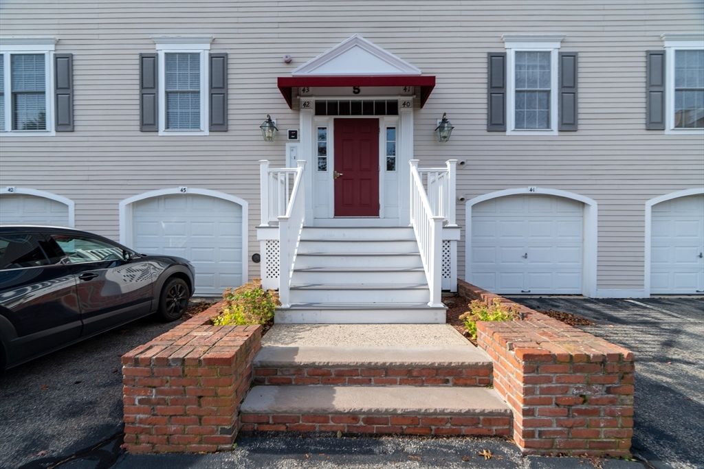 Attached, Exterior, Facade, None