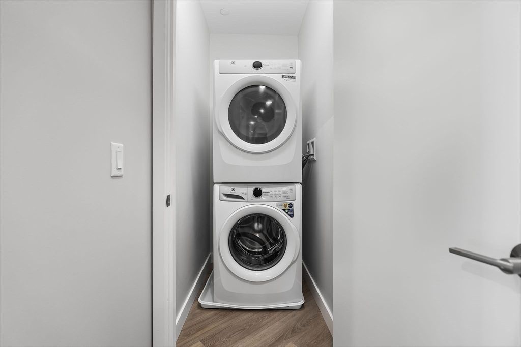 Interior, Utility Closets, Washer, Wood Texture Flooring