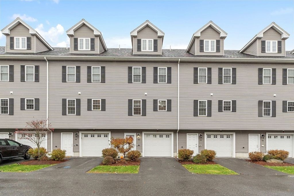 Attached, Exterior, Facade, Rowhouse