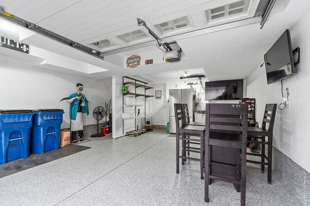 Dining room, Garage, Interior