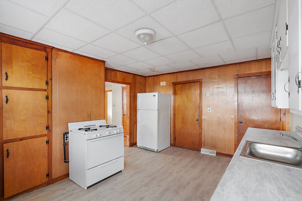 Interior, Kitchen, Washer, Wood Texture Flooring, Wooden Walls