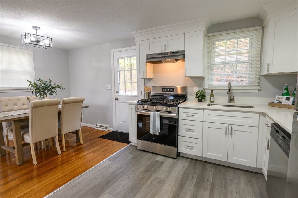 Dining room, Interior, Kitchen, Stainless Steel Appliances, Wood Texture Flooring