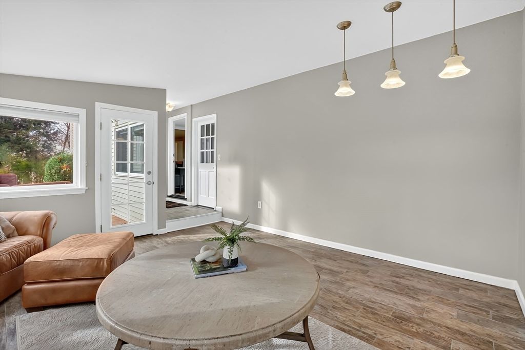Interior, Pendant Lights, Wood Texture Flooring
