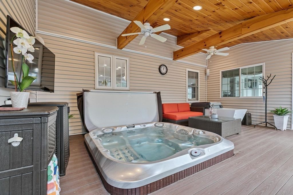 Exterior, Hot Tub