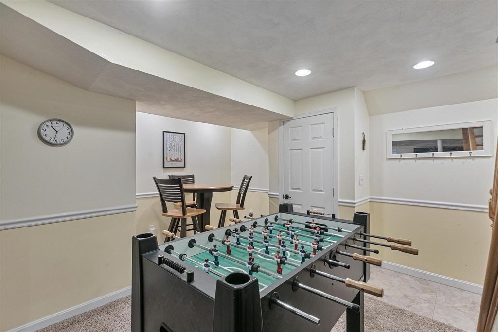 Game Room, Interior, Recessed Lighting