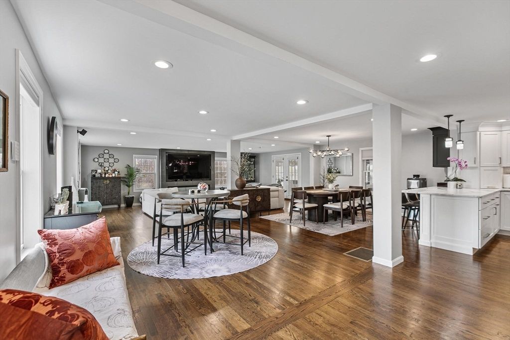 Chandelier, Dining room, Interior, Living room, Pendant Lights, Recessed Lighting, Wood Texture Flooring