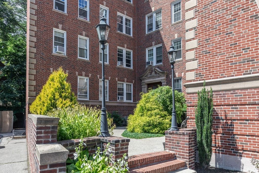 Exterior, Facade, Brick Facade, Rowhouse