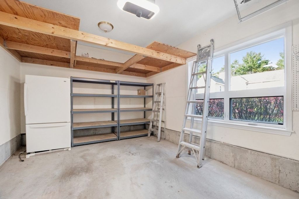 Garage, Interior, Wooden Beams